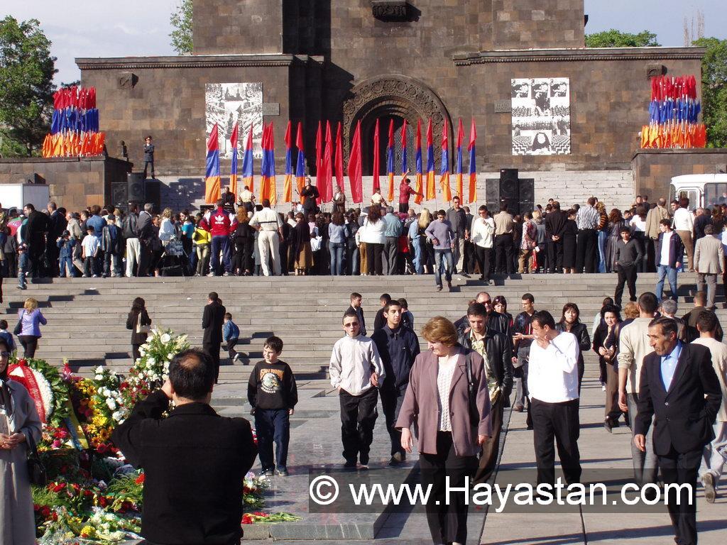 Armenia_Yerevan_9_May_60th_Victory_Anniversary_2.JPG