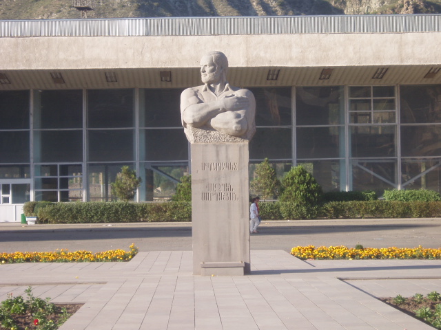 г. Ванадзор, памятник в. Саркисяну