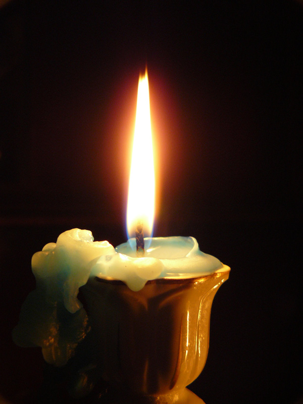 Горящая свеча гаснет в закрытой